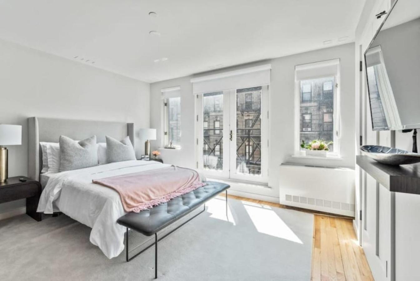 Luxe Studio With Charming Juliet Balcony Apartment นิวยอร์ก ภายนอก รูปภาพ