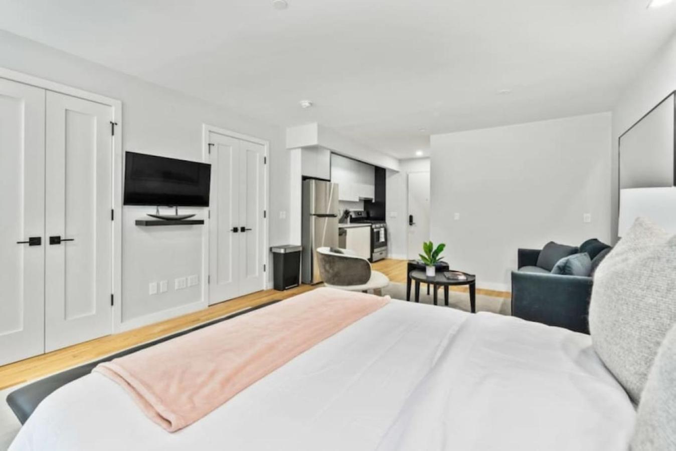 Luxe Studio With Charming Juliet Balcony Apartment นิวยอร์ก ภายนอก รูปภาพ